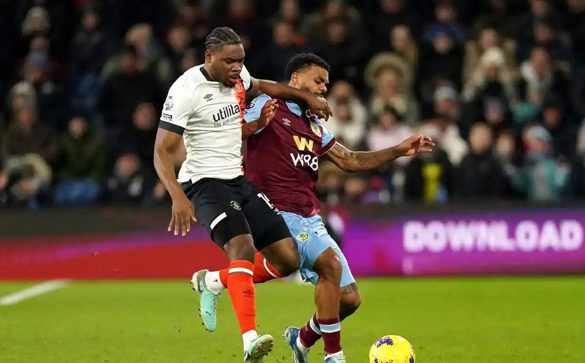 包含欧冠赛程吃紧，比利亚雷亚尔集结日再遭质疑，引发热议，资深球员宣示担当的词条